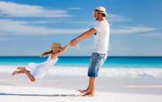 homme en vacances joue avec un enfant